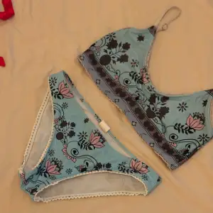 Säljer  3 st bikinis  o 2 bad trosor Bikini 1 blå str S pris 100kr Bikini 2 gul str  trosor 38 o bh 75c 100kr Bikini  3 lila bikini i str xs  70kr 2 bad trosor str 38 60kr 