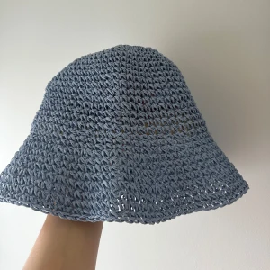 Virkad buckethat  - Jättefin blå virkad buckethat 