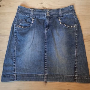 Jeanskjol - Fin jeanskjol ifrån Kappahl🤍 Älskar detaljerna på fickorna🤍 Längd:45 cm🤍 Går att klippa av ifall man önskar en kortare kjol🤍