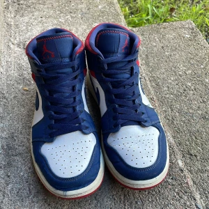 Nike air Jordan mid  - Fortfarande fräscha skor fast dem är använda ett par gånger, inga skador på dem och skicket är 9/10 