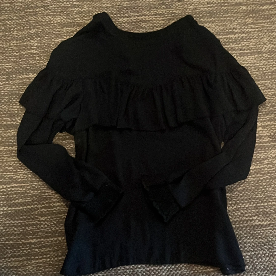 Svart blus med volanger