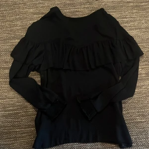 Svart blus med volanger - Bra skick 