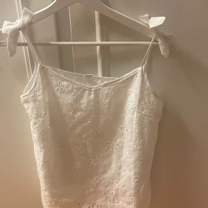 Linne me blommigt mönster - Jätte fint linne me blommigt mönster och rosetter på axelbanden