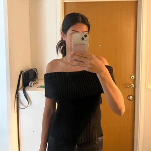 Stickad topp, Claire Rose x NA-KD - Säljer pga den är för stor. Det är storlek S men skulle säga den mer är som S/M. Nypris 450kr