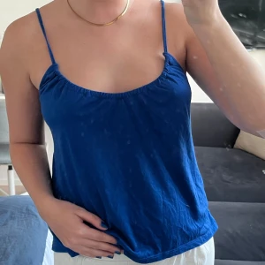 Topp - Somrig topp med öppen rygg. Använd men i bra skick, så fin passform 💙perfekt till en vit kjol när det är varmt, eller ett par jeans! Använd ”köp nu” för snabb o smidig affär ❤️