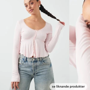 Topp - Säljer denna supersnygga ljusrosa toppen från Gina tricot, säljs då den tyvärr inte passar, har därför inga bilder heller med den på ( hoppas domhär bilderna ändå funkar ) ❤️ Tröjan är i storlek S, bara att skriva om du har frågor eller funderingar!🤗