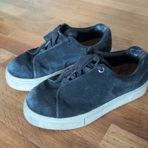 Svarta eytys - Säljer mina välanvända eytys med snören, nypris: 2000kr