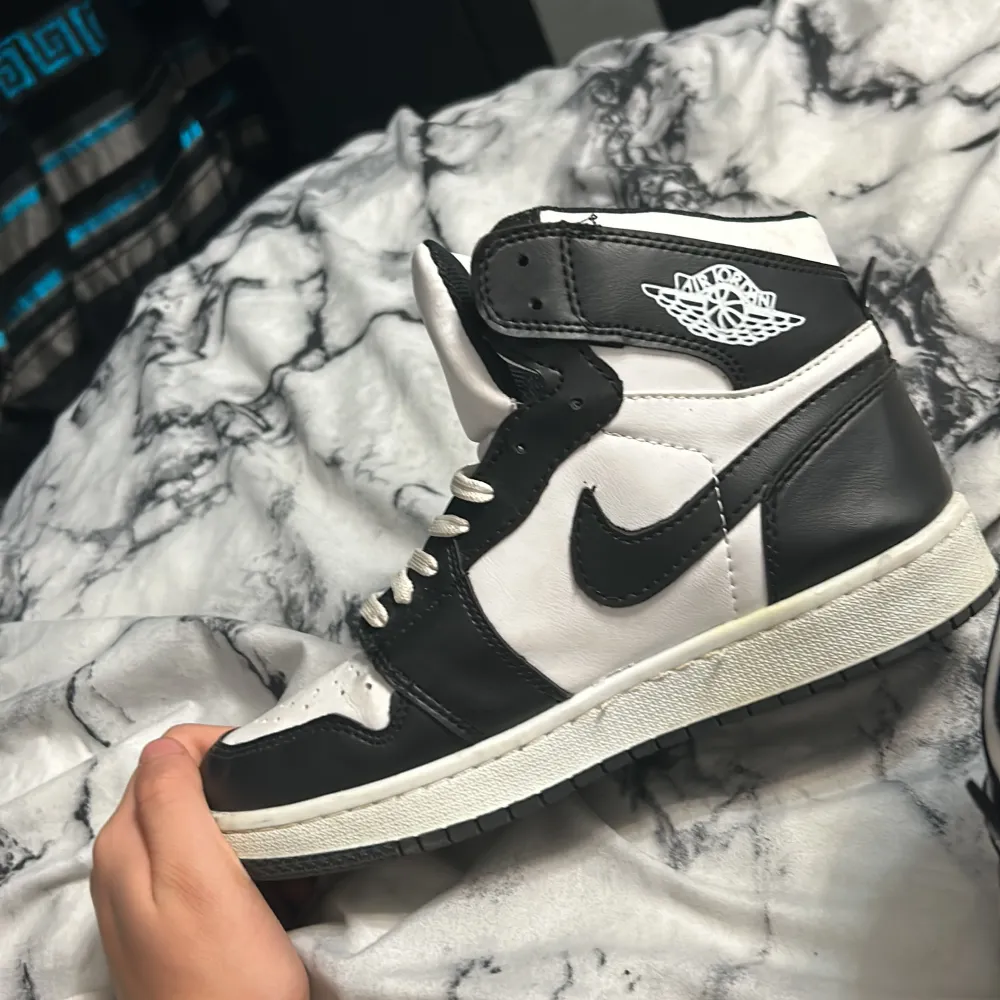 Jordan 1s black använder inte längre eftersom är för liten men därför säljer jag den för bara 299. Skor.