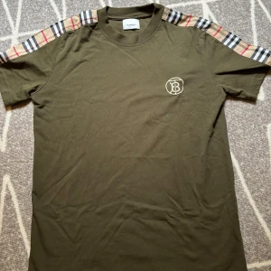 Burberry Tshirt  - Äkta burberry T-shirt knappt använd, storlek M. Jätte fin och toppen kvalitet. 