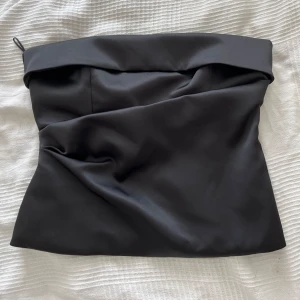 Zara topp - Svart satintopp från Zara. Endast testad. Säljs pga för stor.