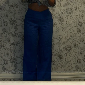 Blå kostymbyxor - Blå kostymbyxor från mango som aldrig kommer till användning 💕