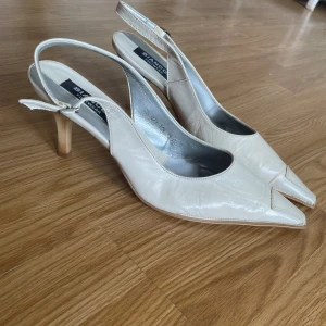 Kitten heels bianco - Kitten heels 90-tal från Bianco i mycket bra skick. Storlek 39. Nypris 650kr