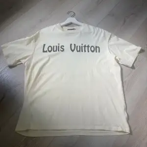 En mycket välbehållen t-shirt från Louis Vuitton x yayoi kusama collaben. Unik Streetwear tröja som såldes tag finns kvar Cond 9/10 Skickas välspäckad och skickas även med en kasse från LV