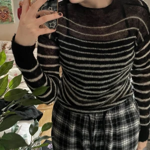 Stickad tröja från weekday - Säljer denna söta tröjan från weekday (Har ett linne under)