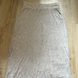 Lång kjol - Lång fin kjol i stretchigt material (stryker innan jag postar)