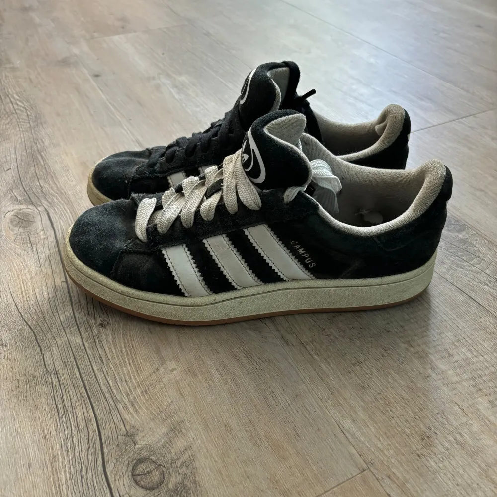 Ett par lagomt använda svarta adidas campus 00s. Kan gå ner i pris vid snabb affär.. Skor.