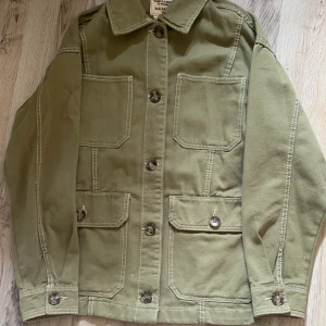 Jacka - Fin, grön jacka, använd fåtal gånger 🩷