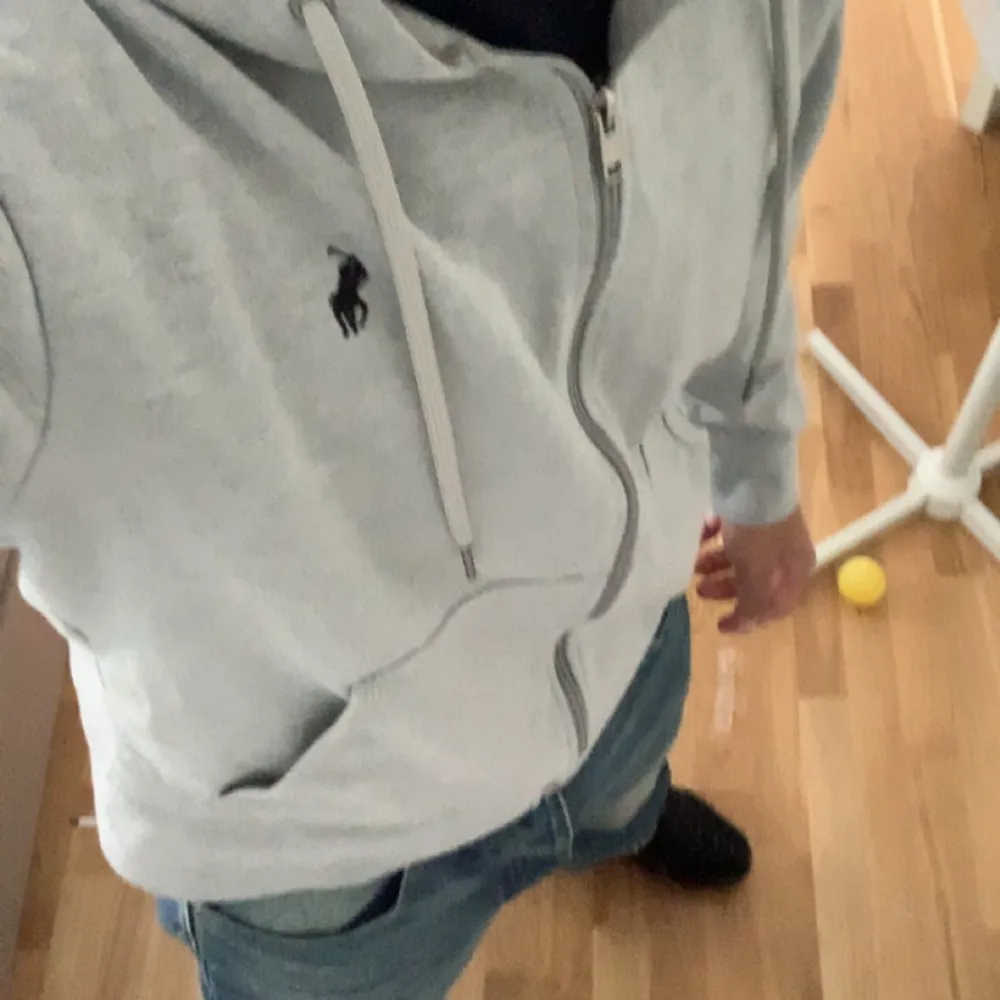 Den här feta polo ralph lauren zip hoodien är i otroligt grymt skick och har bara andvänds några gånger för storleken så är det 170-S men passar även större och mindre. Hoodies.