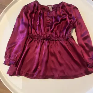 Burgundy färgad blus från HM premium kollektion i 100% silke