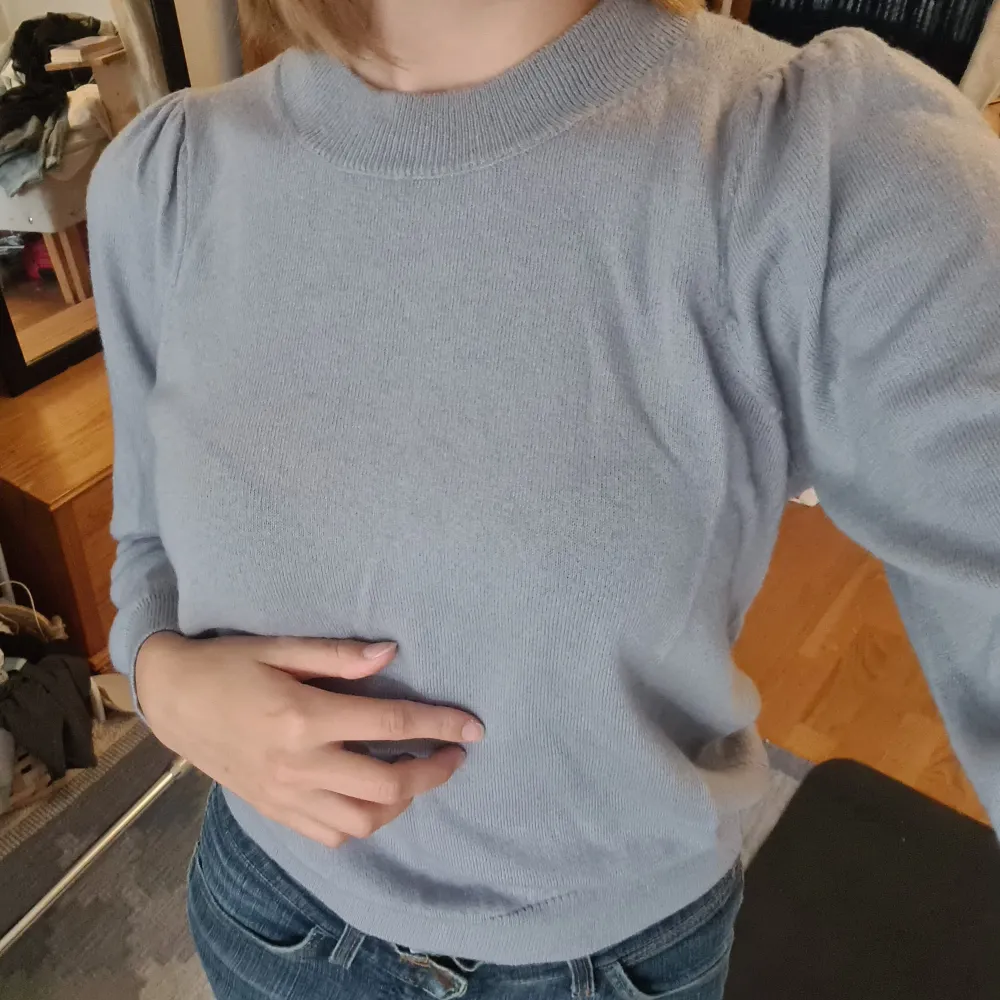 Super mjuk tyg, verkligen så skön! Nypris 800kr Den är 90%ull 10%cashmere. Tröjor & Koftor.