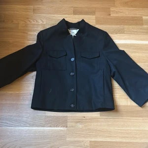 Jacka kavaj HOPE i ull - Supersnygg jacka ellerbkavaj från märket HOPE, storlek 36 / small. Trekvart armar, runt foder på insidan så att den inte sticks. Fickor. Aldrig använd. 