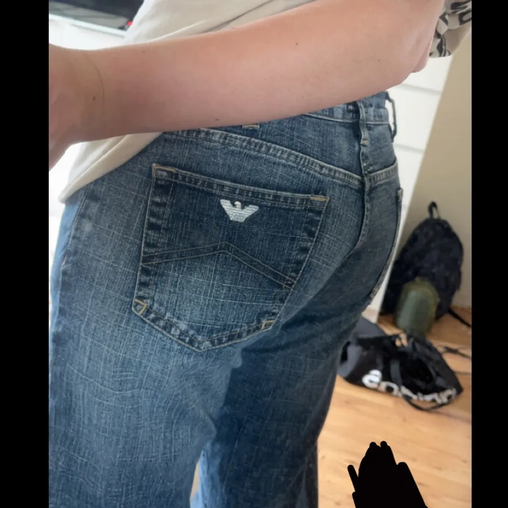 Säljer dessa snygga Armani jeansen eftersom de är lite för stora för mig, de är använda en del men är i mycket bra skick. De är i storlek 32 men passar någon som har större.  Pris kan diskuteras . Jeans & Byxor.