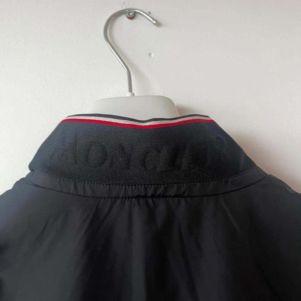 Tunnare Moncler Jacka, köpt i Moncler butiken i Venedig. Mycket bra skit. Skriv om du som köpare behöver fler bilder eller har frågor.  Ny pris 7.695kr. Jackor.