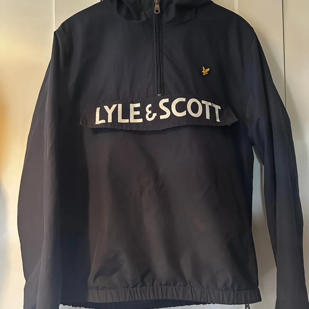 Lyle & Scott vindjacka i strl 13/14 år. Väldigt fint skick! Köp inte direkt! Skriv först 🙂. Jackor.