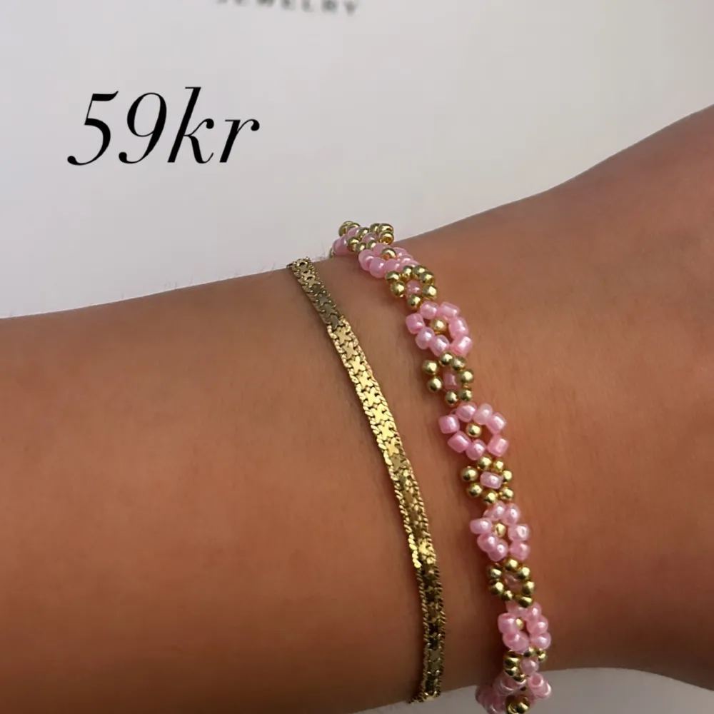 Handgjort armband guld och rosa blommor . Accessoarer.