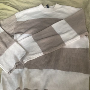 Randig stickad tröja ❤️ - Vit besh (stav) randig stickad tröja, använd en gång och sticks inte. Hel i skick. 