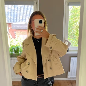 Kort kappa - Skit snygg kort kappa från H&M, köpt i Spanien för 450kr. Jätte skön till både sommar och vår❤️
