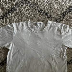 Cdg vit blank t Shirt i storlek L men sitter som en boxy M, två minimala hål vid kragen och högra armen, syns på bilderna.