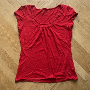 T-Shirt - Somrig röd t-shirt från Esprit! Köpt på second hand men jag har bara använt tröjan några gånger. Skriv för fler bilder eller tvättråd!!
