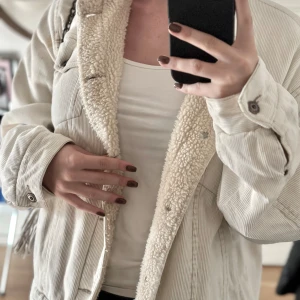 Vit manchesterjacka  - Vit fodrad manchesterjacka. Sitter oversized på mig som är S-M. Perfekt för hösten eller en kall sommarkväll. 
