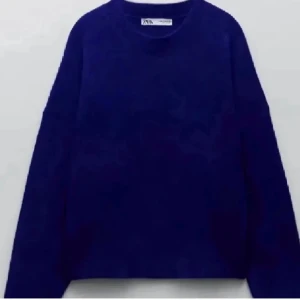Zara sweatshirt - Säljer denna stickade tröja från Zara. Så fin blå färg som är perfekta till jeans. 💙💙