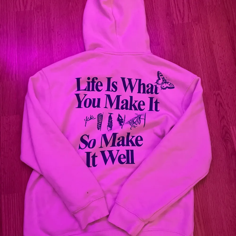 Super söt hoodie från HM i strl M, knappt använd 💗 Köpt på killavdelningen men passar tjejer också!. Hoodies.