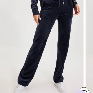 Juicy byxor - Ett par fina mörkblå juicy Conture byxor! Inte alls syndligt andvända och har inga som helst fläckar. Kp om ni vill se bilder på dom jag säljer!❤️❤️köpte de för 1300kr!!