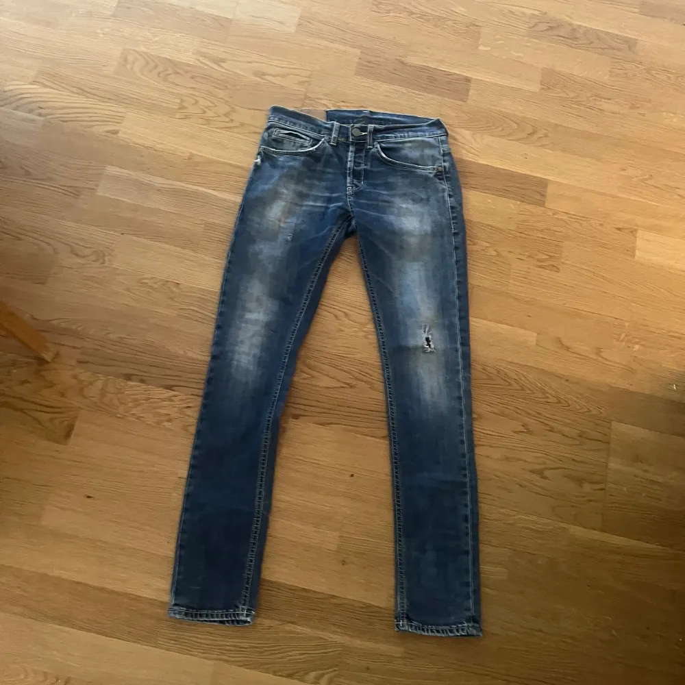 Säljer dessa as snygga jeans från dondup || skicket är bra o de är inte jätte använda || riktigt kap! || pris pga ja vill bli av me dem || storlek 30 men sitter något mindre || rätt right modell || inga bilder på pga för små || passar 170-175 frågor?. Jeans & Byxor.