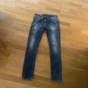 Dondup george - Säljer dessa as snygga jeans från dondup || skicket är bra o de är inte jätte använda || riktigt kap! || pris pga ja vill bli av me dem || storlek 30 men sitter något mindre || rätt right modell || inga bilder på pga för små || passar 170-175 frågor?
