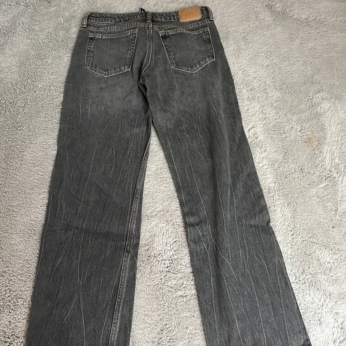 Grå weekday jeans - 90