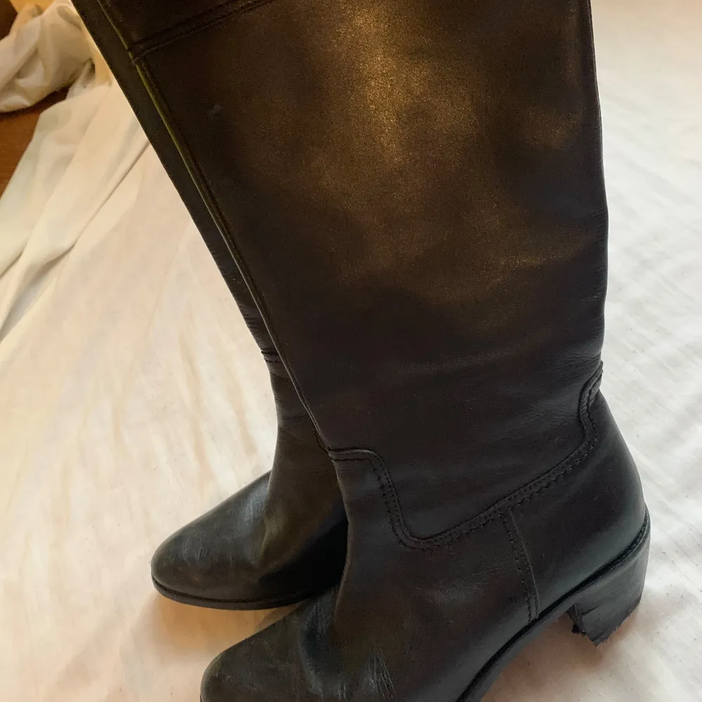 Ett par svarta boots köpta second hand i storlek 38. Skor.