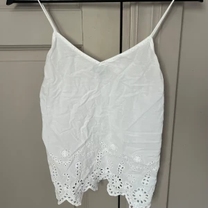 Vitt linne - Ett väldigt fint vitt linne ifrån bik bok, som har använts fåtal gånger. 