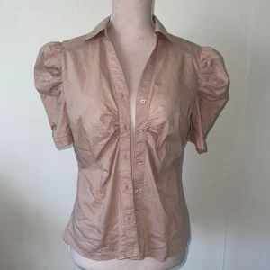 Rosa blus - Rosa blus som är right vid midjan och puffig vid armarna för bara 40kr. Storlek S 💕