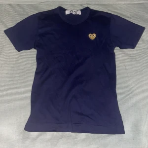 Comme  des garcons t shirt - En fet cdg play tisha det står att det är storlek M men den sitter som en XS det är bara att fråga på!👍 den är köpt på NK nypris var 895!✌️