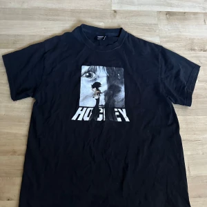 Hockey tshirt - Hockey Fa skatemärke t shirt  köpt på junkyard  fräsch inte mycket använd  skit nice design  det är bara att skriva om du har någon fråga jag är aktiv