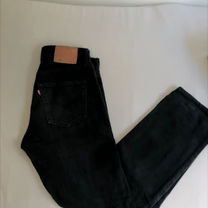 Levis 501, svart. /slimfit - Tjena! Säljer nu dessa Levis 501. Nyskick, knappt använda då de var förstora. Inga defekter eller skador. Vid frågor kontakta gärna! Straight leg/slimfit