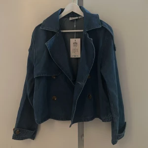 Jeansjacka - Superfin oanvänd jacka från Nelly! Lappen är fortfarande kvar, säljer då den var lite för stor för mig😊Köpt för 799 och säljer för 350 !