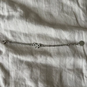 Edblad armband - Jättefint armband med rosett på