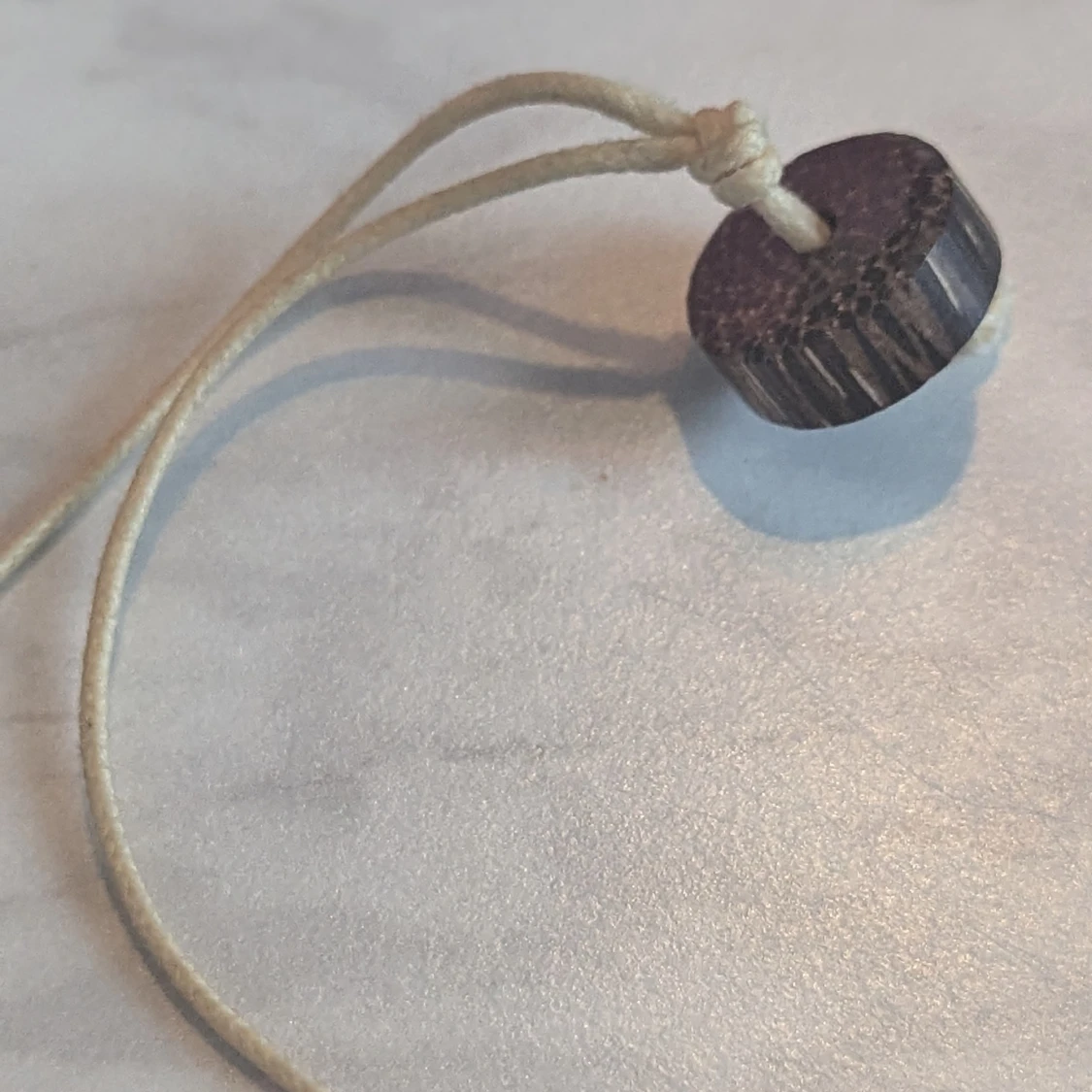 Halsband med hängsmycke i guld och pärlemor - 92