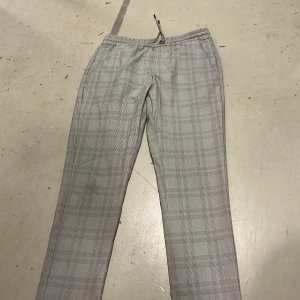 Zara kostym byxor - Hej säljer dessa zara kostym byxor som är väldigt fina för fina stunder. Byxorna passar folk som är 170 till 174. Nypris är ca 700 kr och säljes för 169  hör av dih vid fler frågor!